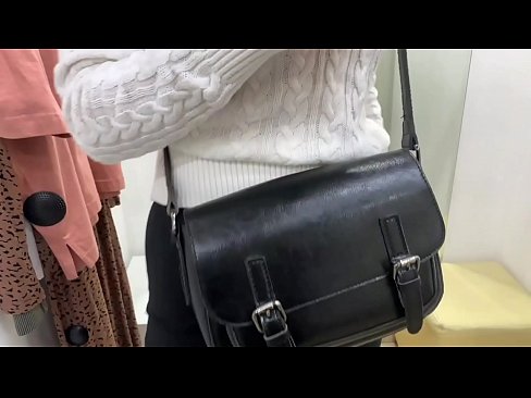 ❤️ Offentlig onani av ungtispe FeralBerry med en dildo i prøverommet Kvalitetssex på porno no.extraclasswork.ru