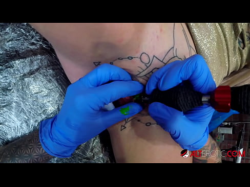 ❤️ Ekstremt tatovert hottie Sully Savage tok en tatovering på klitoris Kvalitetssex på porno no.extraclasswork.ru